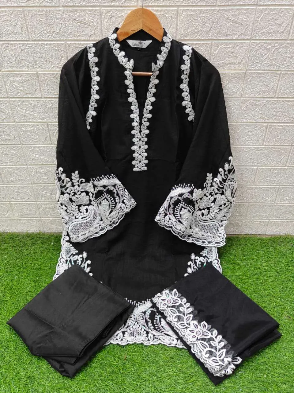 Laxuria Trendz D No 1588 Pakistani Readymade Suits